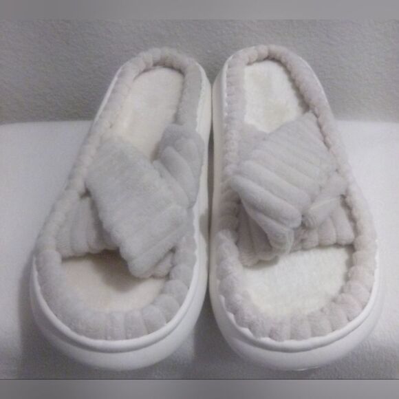 New Women’s Gray Plush Quilted Slippers Size 11-12 - Picture 1 of 4